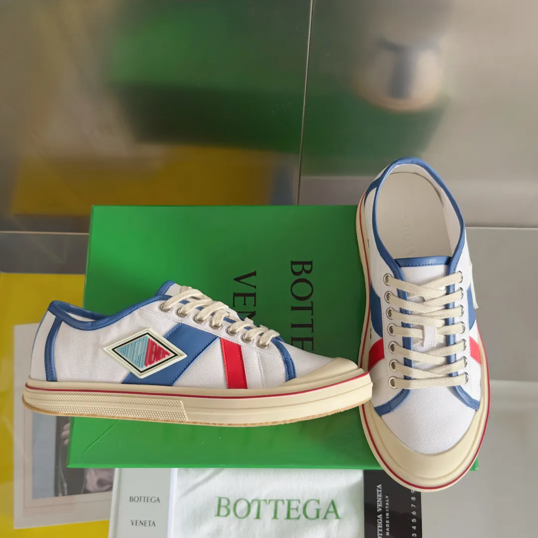 Top version: Couple model 560💰 Bottega Veneta Bottega Veneta BV’s latest Eliot series retro basketball shoes casual sports canvas shoes Bottega Veneta 2025 spring and summer show new shoes Eliot is on the market. Inspired by retro basketball sneakers, the color combination highlights youthful vitality and perfectly interprets the theme of youth and childlike innocence. The details are also very particular. The summer canvas brings excellent durability and comfort. Designs such as calfskin trim, rubber toe caps and hand-painted retro red lines are full of retro feel. The round toe and convex sole add a modern feel. Exquisite packaging at the delivery counter🛍📦 ▪️Fabrics: Original customized high-density canvas + cowhide ▪️Inner lining: Original customized breathable canvas ▪️Sole: Original open-molded anti-slip TPU material ▪️Sole thickness: 3CM ▪️Size: Women’s 35-41 / [Men’s 39-45 pre-sale]